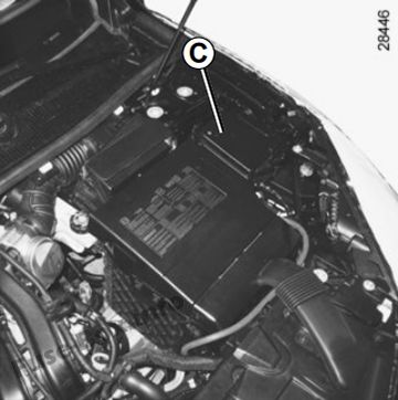 Poistková skrinka v motorovom priestore
